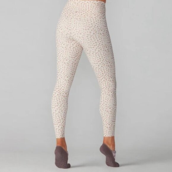 NWT TAVI High Waisted 7/8 Tight Leggings Latte Leopard Cream Gray Size Large - Picture 2 of 8